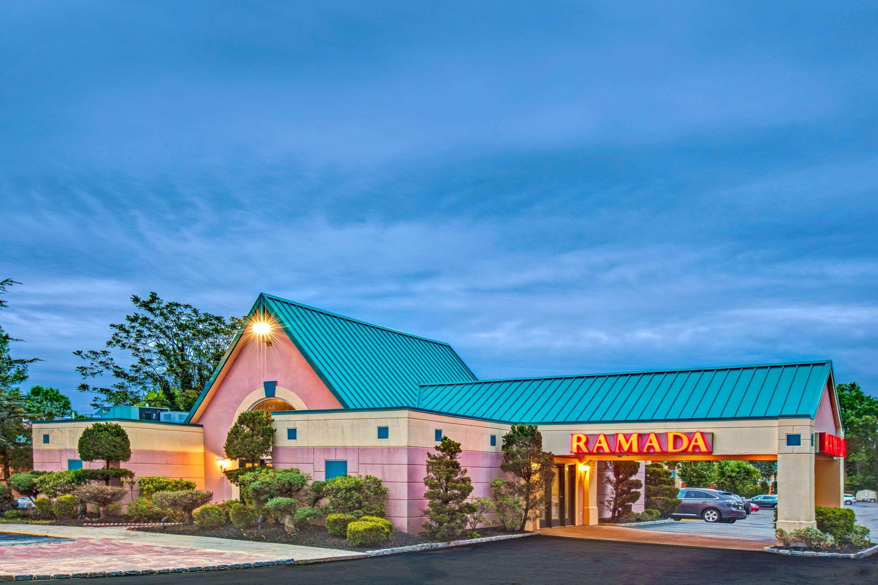 Отель Ramada By Wyndham Парсипанни Экстерьер фото